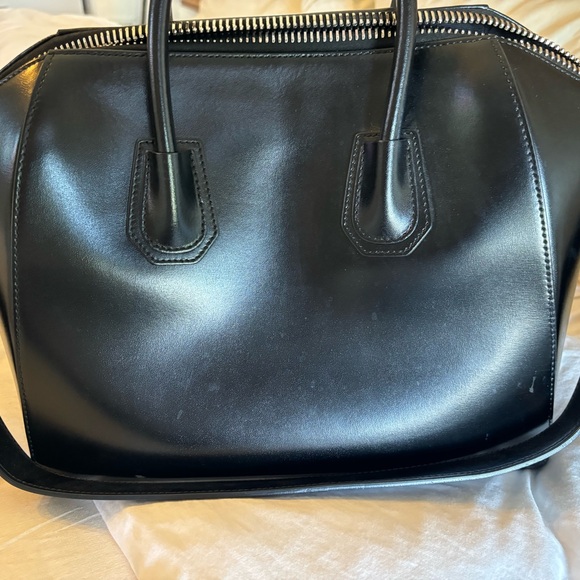 Authentic Black Givenchy Antigona Medium Bag - Picture 2 of 9